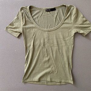 Brit and Bri. Size Small. Green cropped short sleeve top